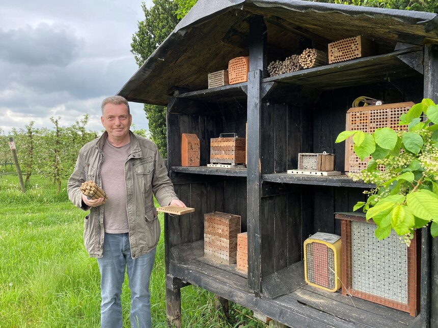 Mitarbeiter vor Insektenhotel