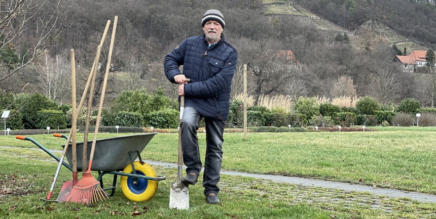 Mann mit Gartengeraet