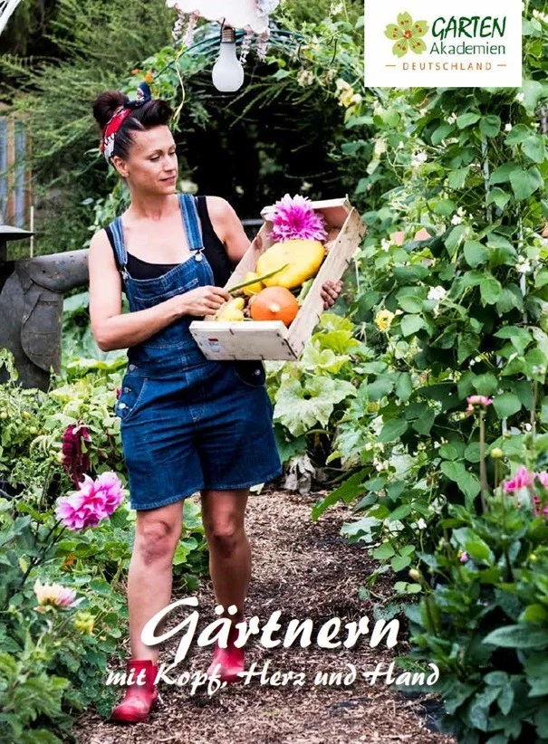 Frau mit Gemüsekiste in eimem Garten darunter der Schriftzug: Gärtnern mit Kopf, Herz und Hand